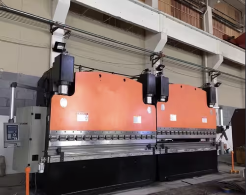 최신 회사 사례 태국 클라이언트 4000KN 수압 CNC 탕덤 프레스 브레이크 굽기 6400mm로 강철 제조
