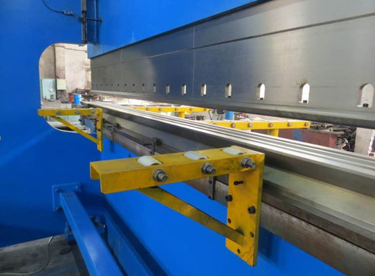 중량 금속 작업 CNC 수압 프레스 브레이크 400L 오일 탱크 용량 200T 최대. 압력 및 조절 스텝