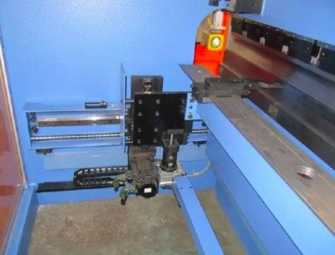 고압 힘 CNC 수압 압축 브레이크 7.5KW 모터 전력 400L 오일 탱크 용량